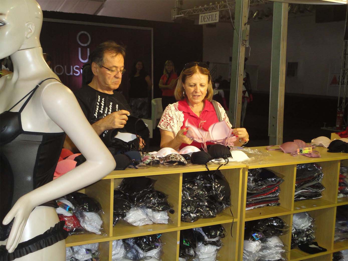 Consumidores na Feira de Lingerie de Juruaia - Felinju 2012