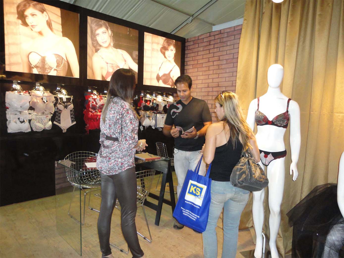 Visitantes comprando lingerie no Salão de Moda Íntima de Juruaia-MG